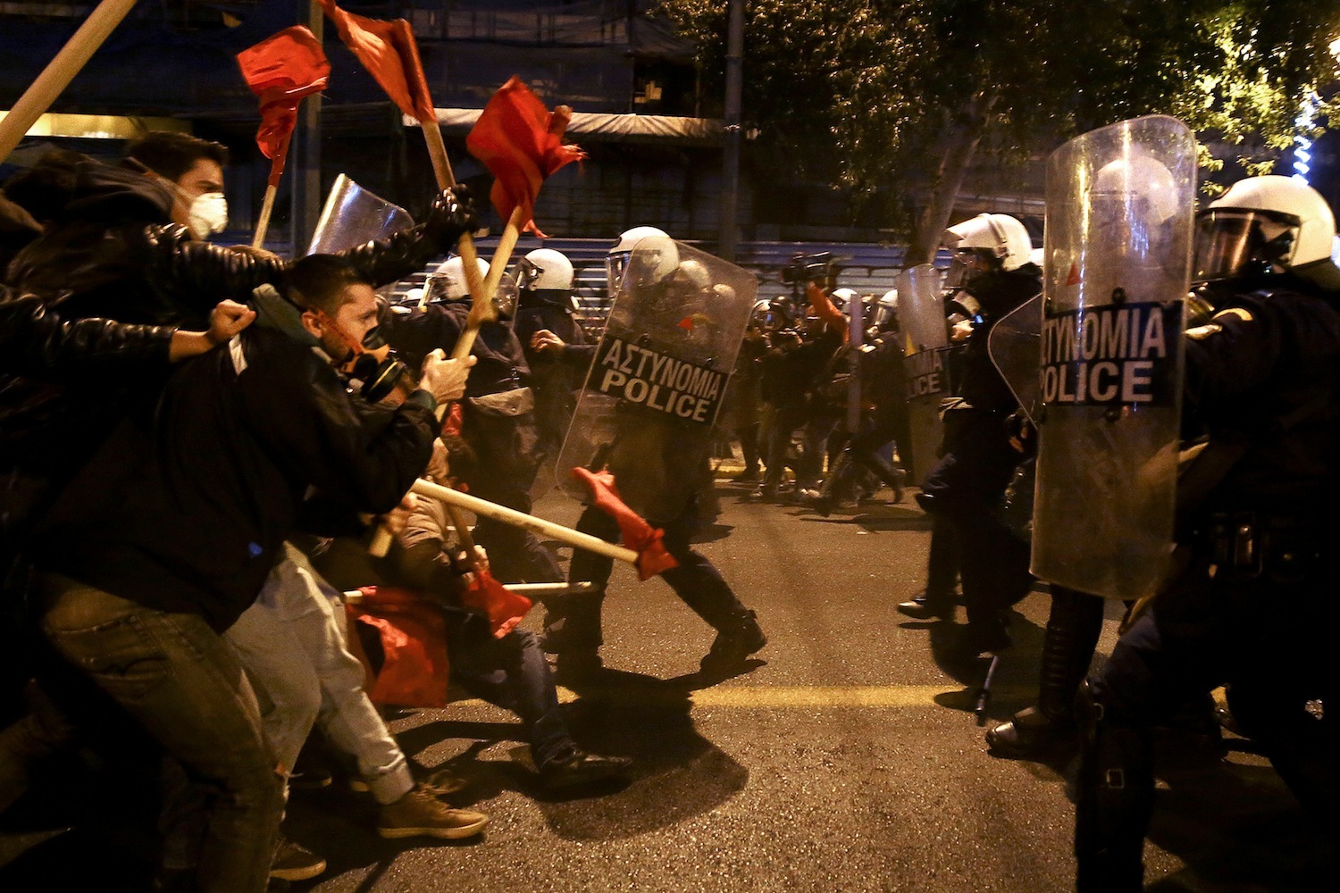 Duros enfrentamientos entre la Policía y manifestantes anti-Obama