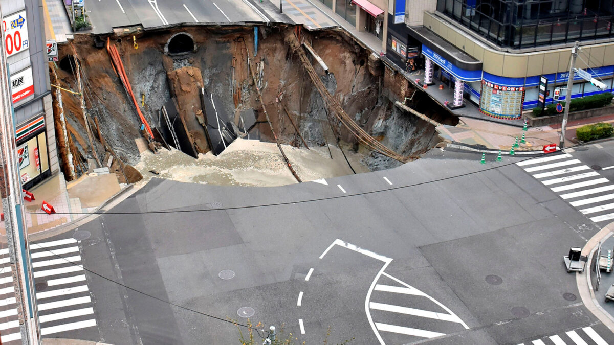 Un enorme agujero de más de 20 metros de ancho se abre en el centro de esta ciudad