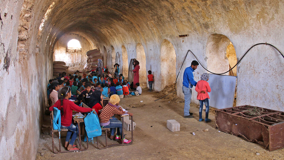 Los niños sirios, obligados a recibir clases en graneros