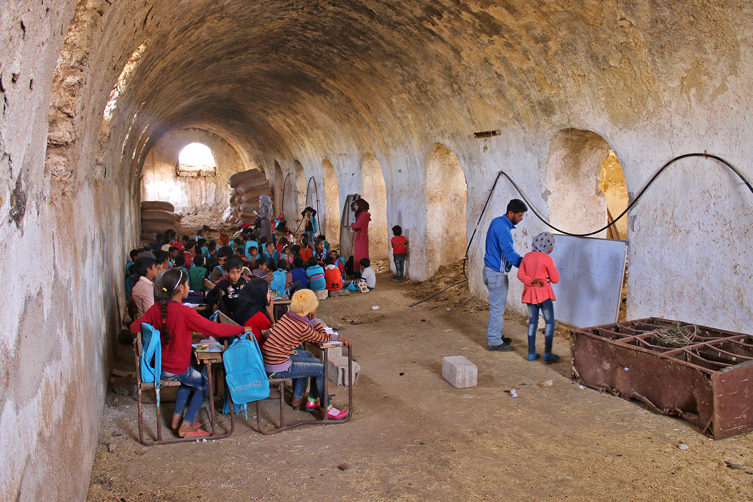 Los niños sirios, obligados a recibir clases en graneros