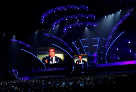 El cantante de Dvicio no sabía que Juan Gabriel había fallecido al entregar el Grammy póstumo