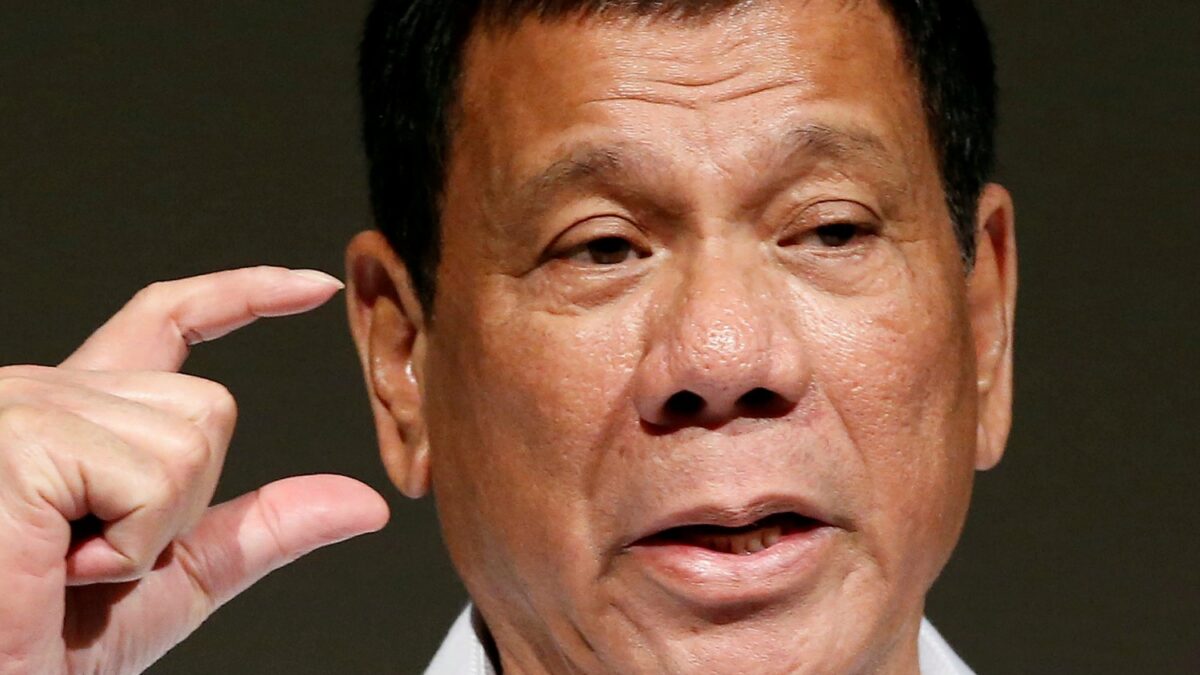 Duterte llama «tontos» y «monos» a los estadounidenses por parar una venta de armas