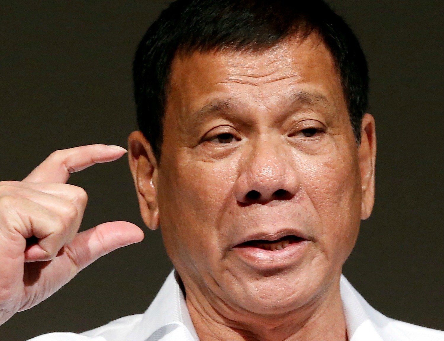 Duterte llama "tontos" y "monos" a los estadounidenses por parar una venta de armas