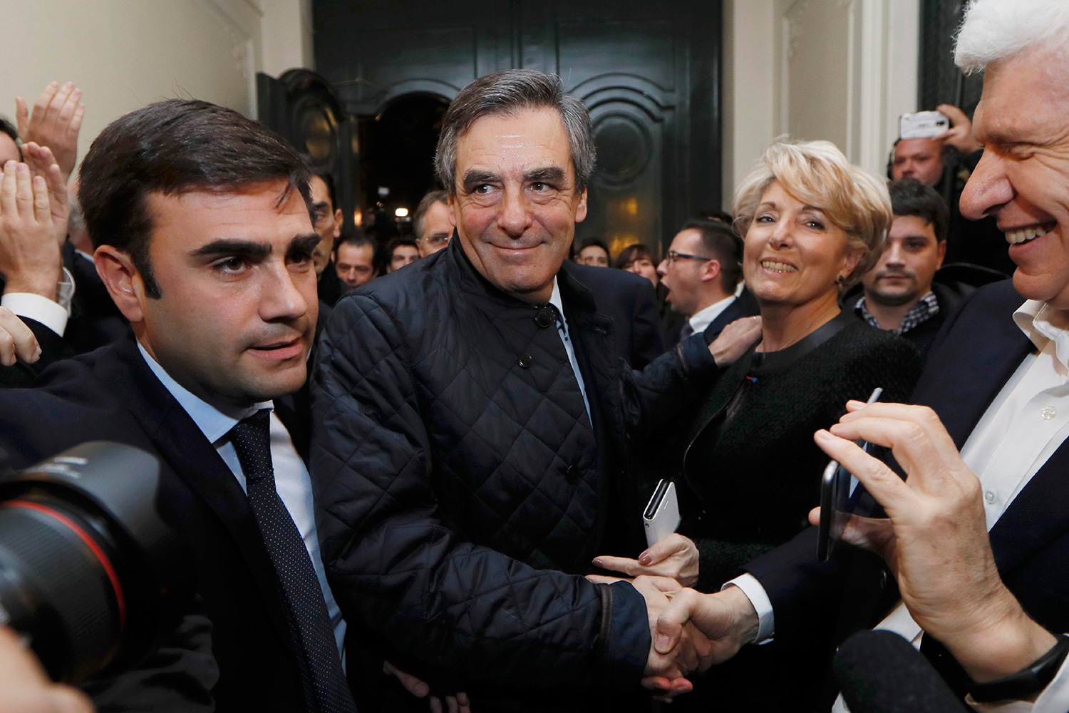 Fillon vence en las primarias de la derecha y Sarkozy se queda fuera