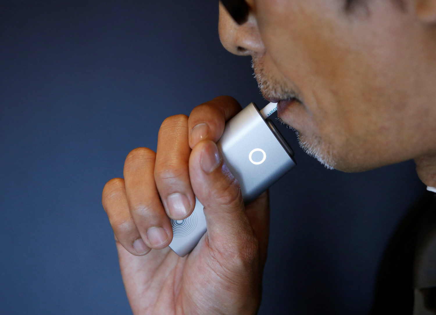 Una tabacalera británica lanza el e-cigarrillo en Japón