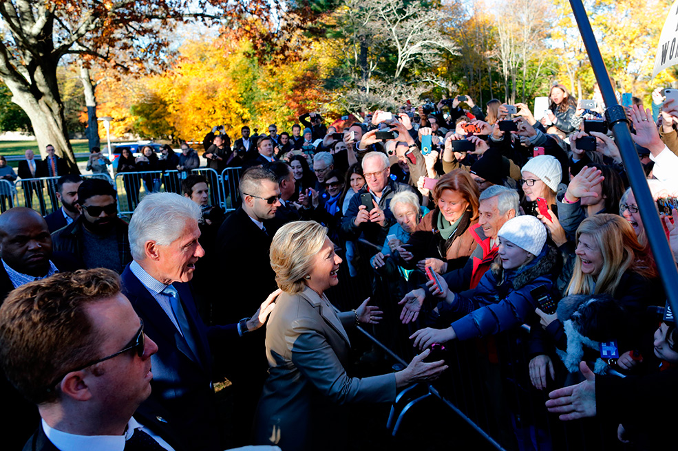 La candidata demócrata Hillary Clinton ha acudido temprano a votar junto con su marido, el expresidente Bill Clinton, en Nueva York. (Foto: EDUARDO MUNOZ ALVAREZ / AFP)