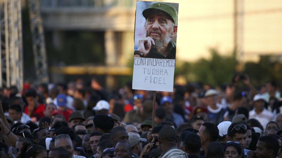 Miles de cubanos se echan a la calle para rendir homenaje a Fidel Castro