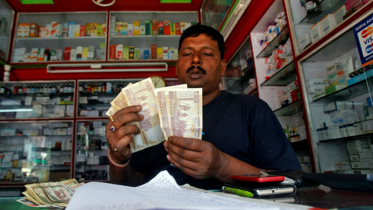 India suprime de golpe los billetes de 500 y 1.000 rupias