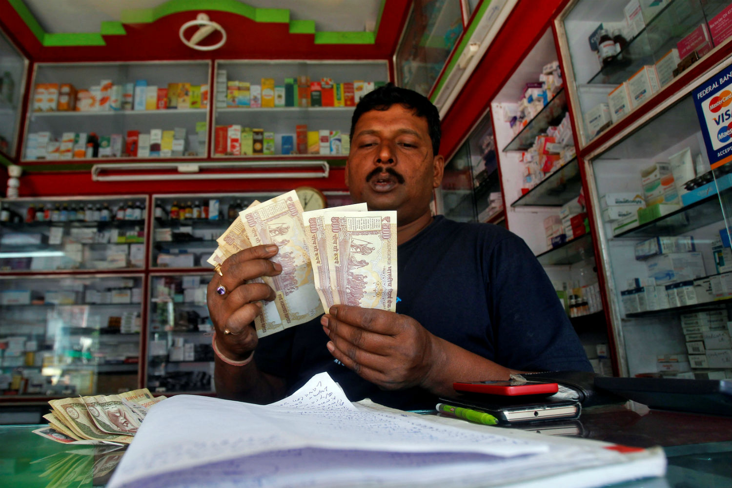 India suprime de golpe los billetes de 500 y 1.000 rupias