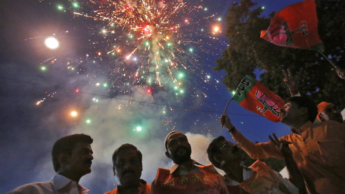 India prohíbe la venta de fuegos artificiales en Delhi para combatir la contaminación