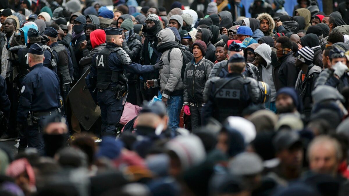 Crispación en las calles de París por los campamentos improvisados de refugiados