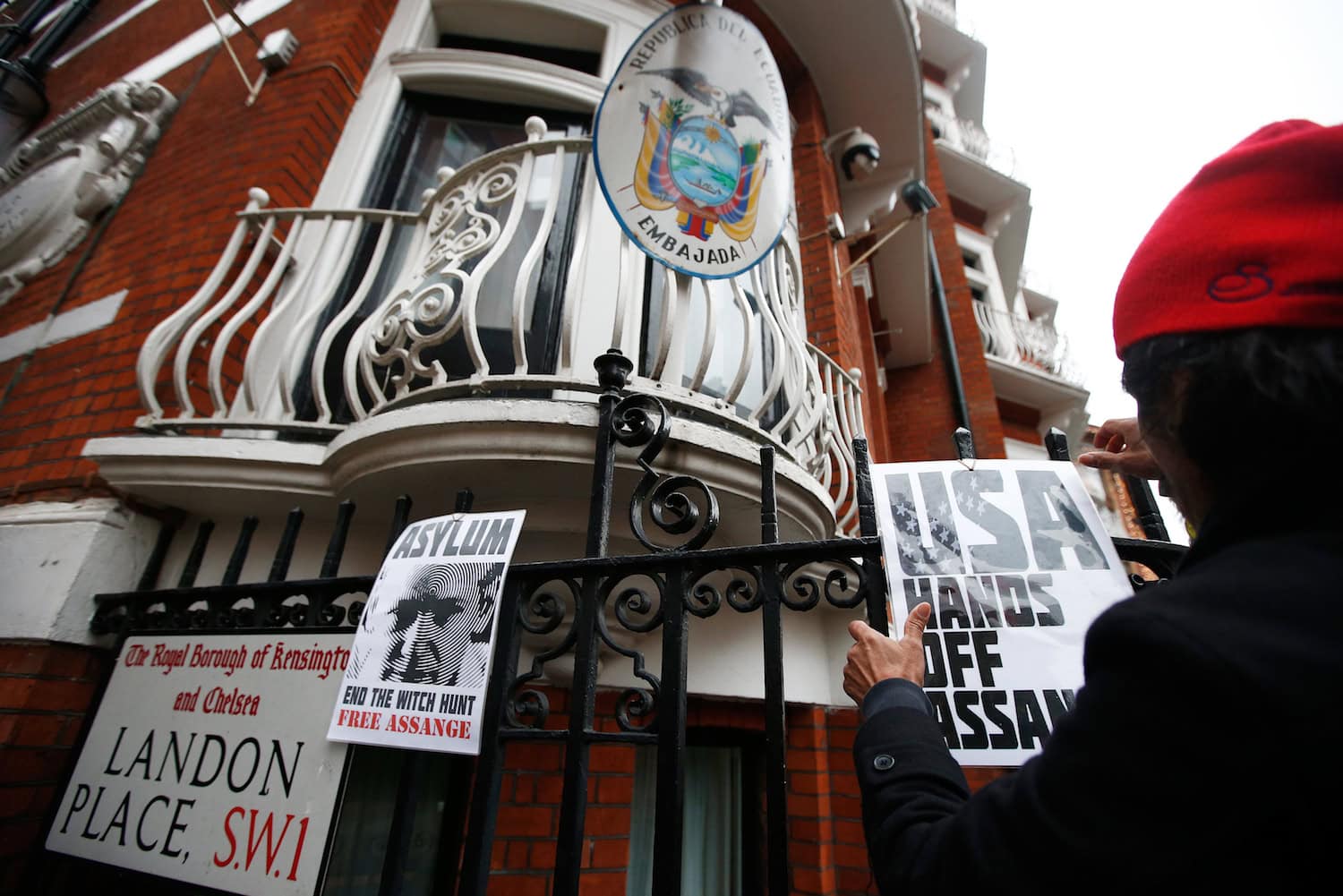 Interrogan a Julian Assange por una denuncia de violación