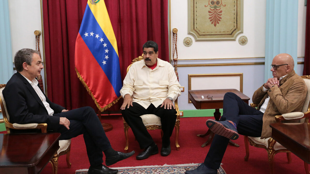 Maduro libera a tres presos políticos en plenas negociaciones con la oposición
