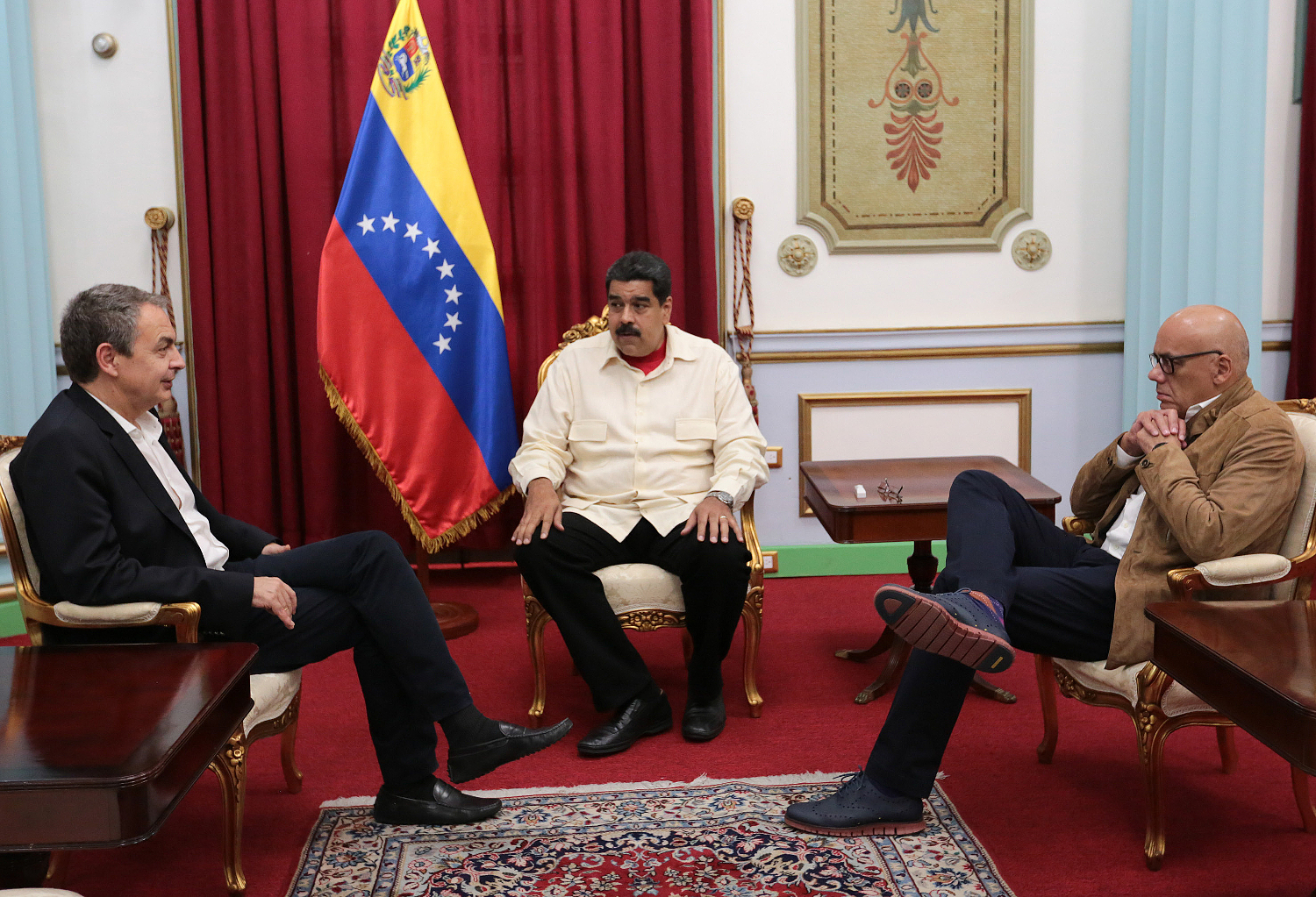 Maduro libera a tres presos políticos en plenas negociaciones con la oposición