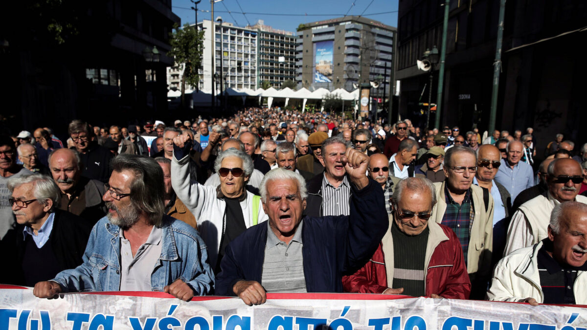 Una manifestación de jubilados en Atenas acaba con gas lacrimógeno en las calles