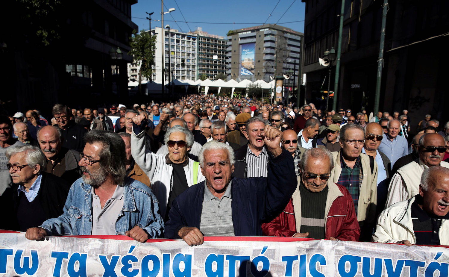 Una manifestación de jubilados en Atenas acaba con gas lacrimógeno en las calles