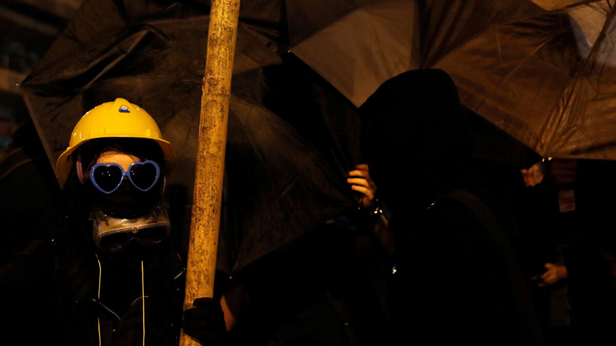 Miles de personas toman las calles de Hong Kong tras la exclusión del Parlamento de dos diputados independentistas