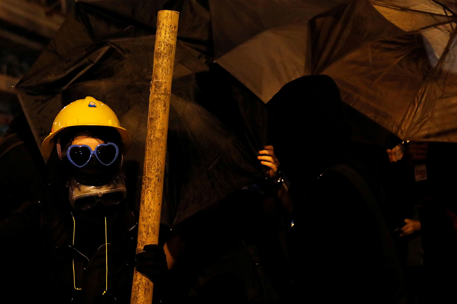 Miles de personas toman las calles de Hong Kong tras la exclusión del Parlamento de dos diputados independentistas