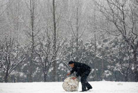 Misteriosas bolas de nieve gigantes aparecen en una playa de Rusia