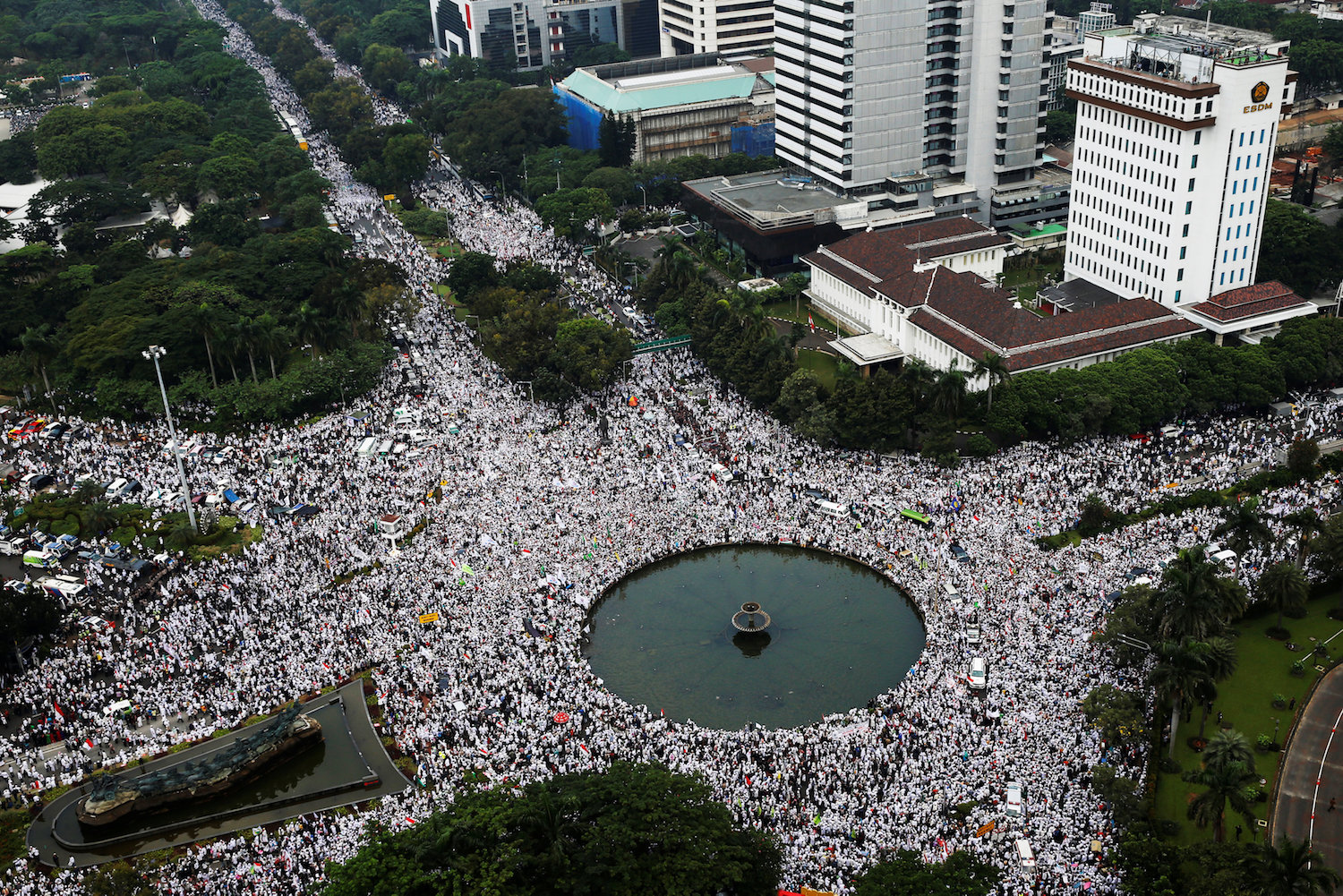 Miles de musulmanes protestan en Yakarta contra el gobernador cristiano