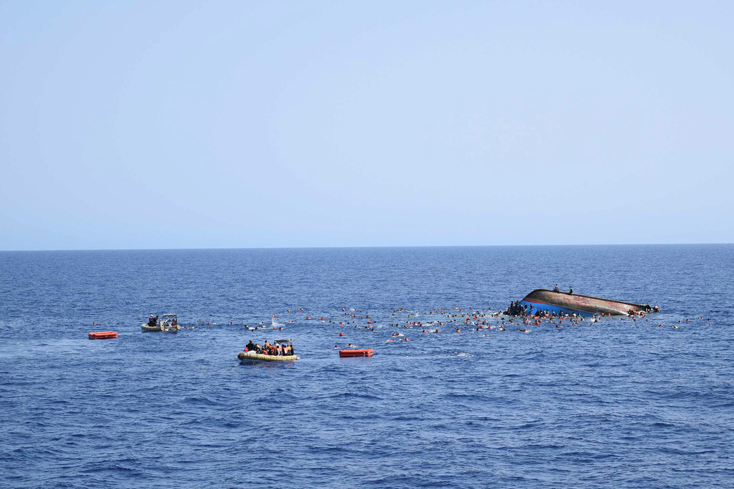 Más de 200 inmigrantes desaparecidos tras dos nuevos naufragios frente a Libia
