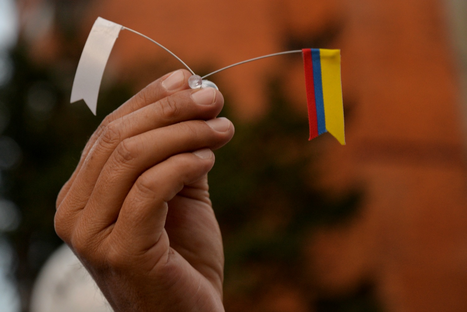 Una Colombia dividida ratifica el nuevo acuerdo de paz con las FARC