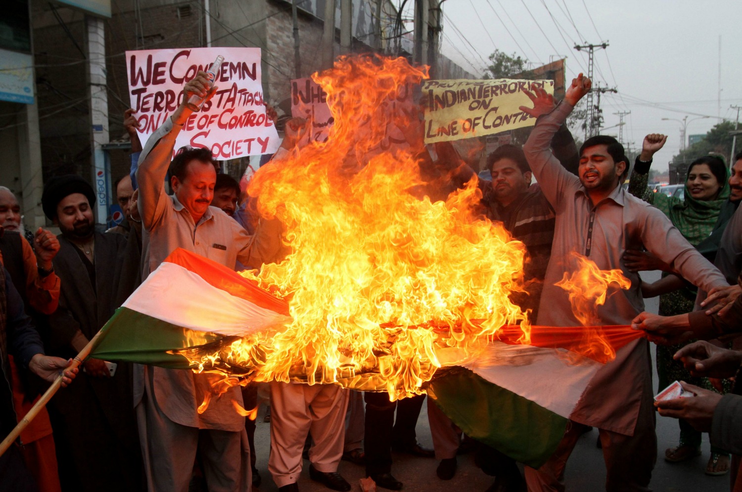 Máxima tensión en Cachemira: Pakistán acusa a India de matar a 11 civiles y siete soldados