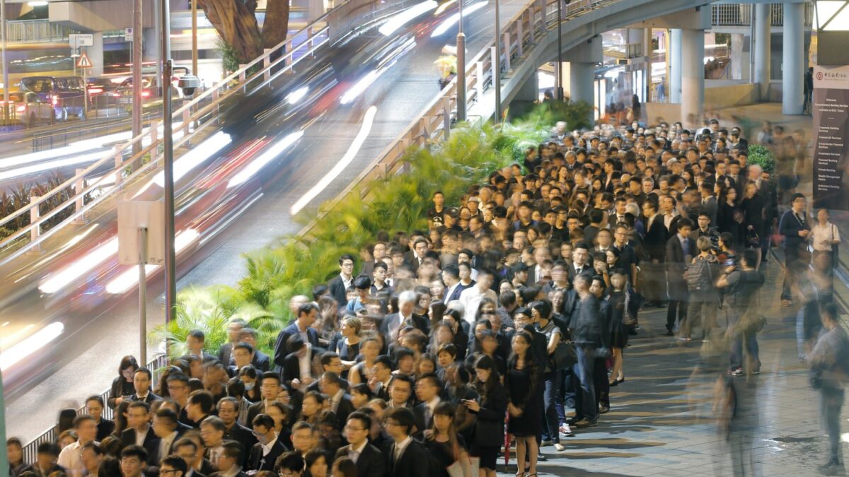 Miles de abogados de Hong Kong marchan en silencio en protesta por las injerencias de China