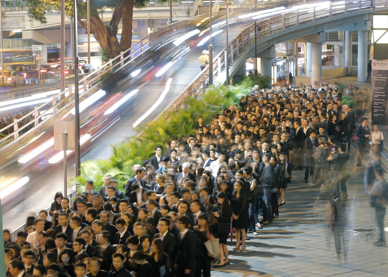 Miles de abogados de Hong Kong marchan en silencio en protesta por las injerencias de China