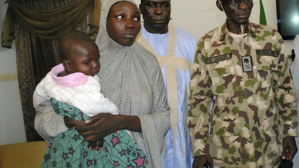 Rescatan a una de las escolares secuestradas por Boko Haram junto a un bebé