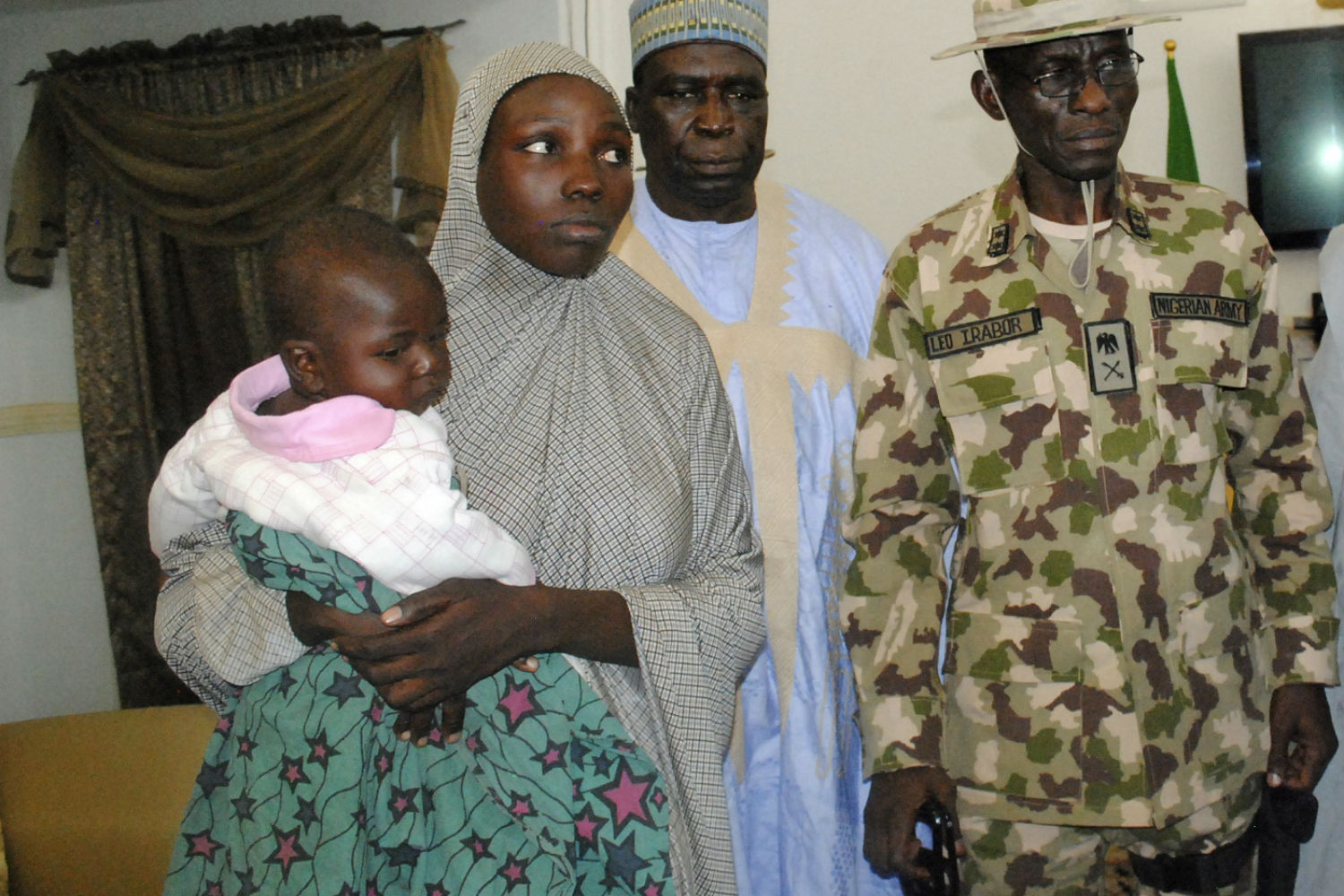 Rescatan a una de las escolares secuestradas por Boko Haram junto a un bebé