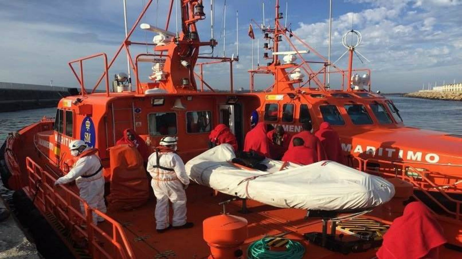 Rescatan a más de 50 personas de una patera al oeste de la isla de Alborán