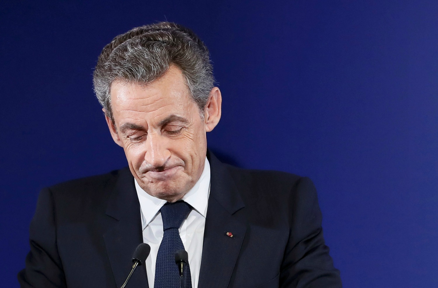 Sarkozy asume que su tiempo en política ha pasado y pide el voto para Fillon