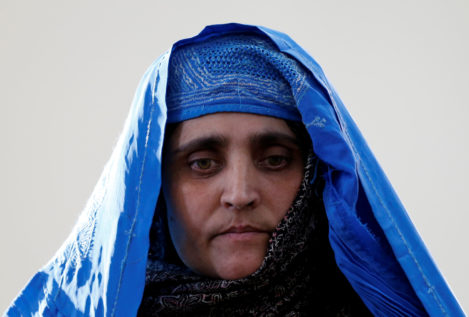 Deportan a la 'niña afgana' que protagonizó la icónica portada de 'National Geographic'