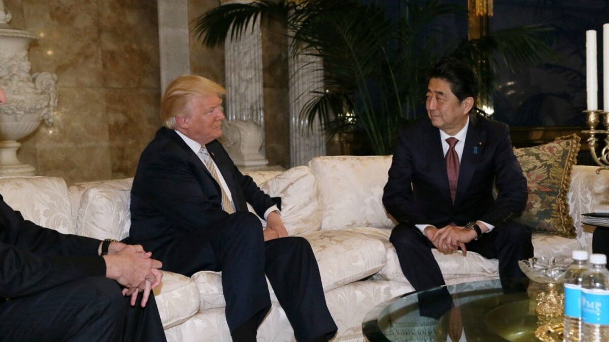 El primer ministro japonés, satisfecho con la actitud de Trump tras su primer encuentro