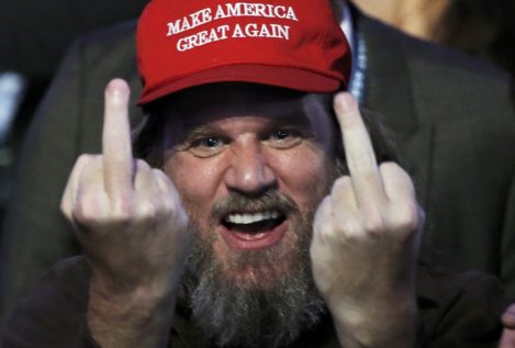 Michael Moore ya predijo la victoria de Trump hace meses