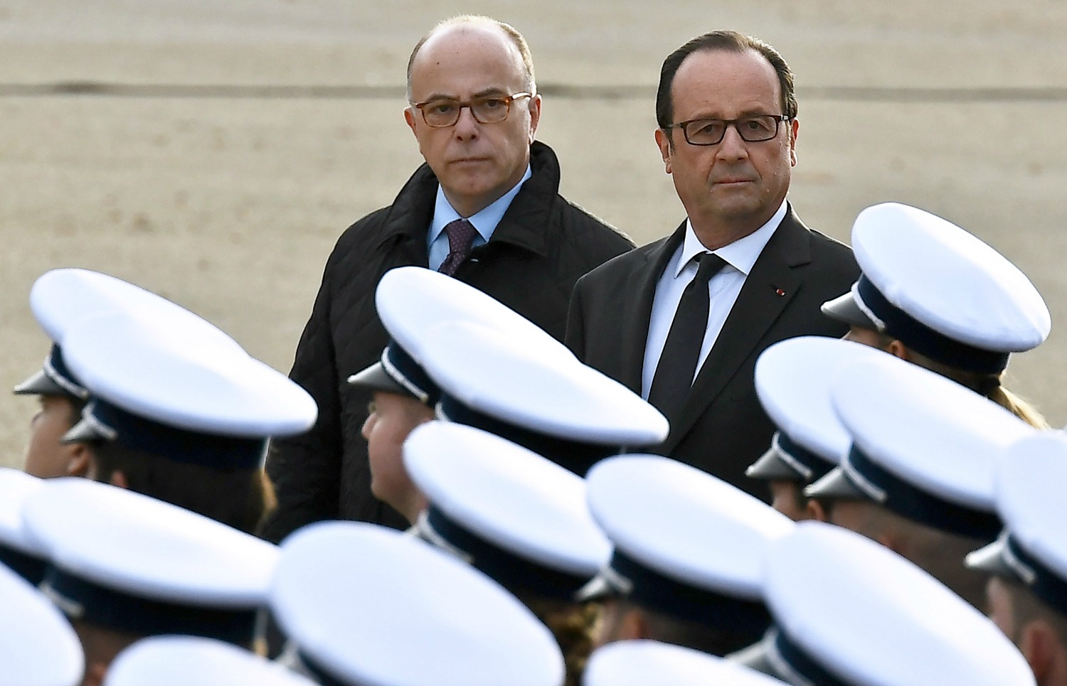 Bernard Cazeneuve sustituye a Valls como primer ministro francés