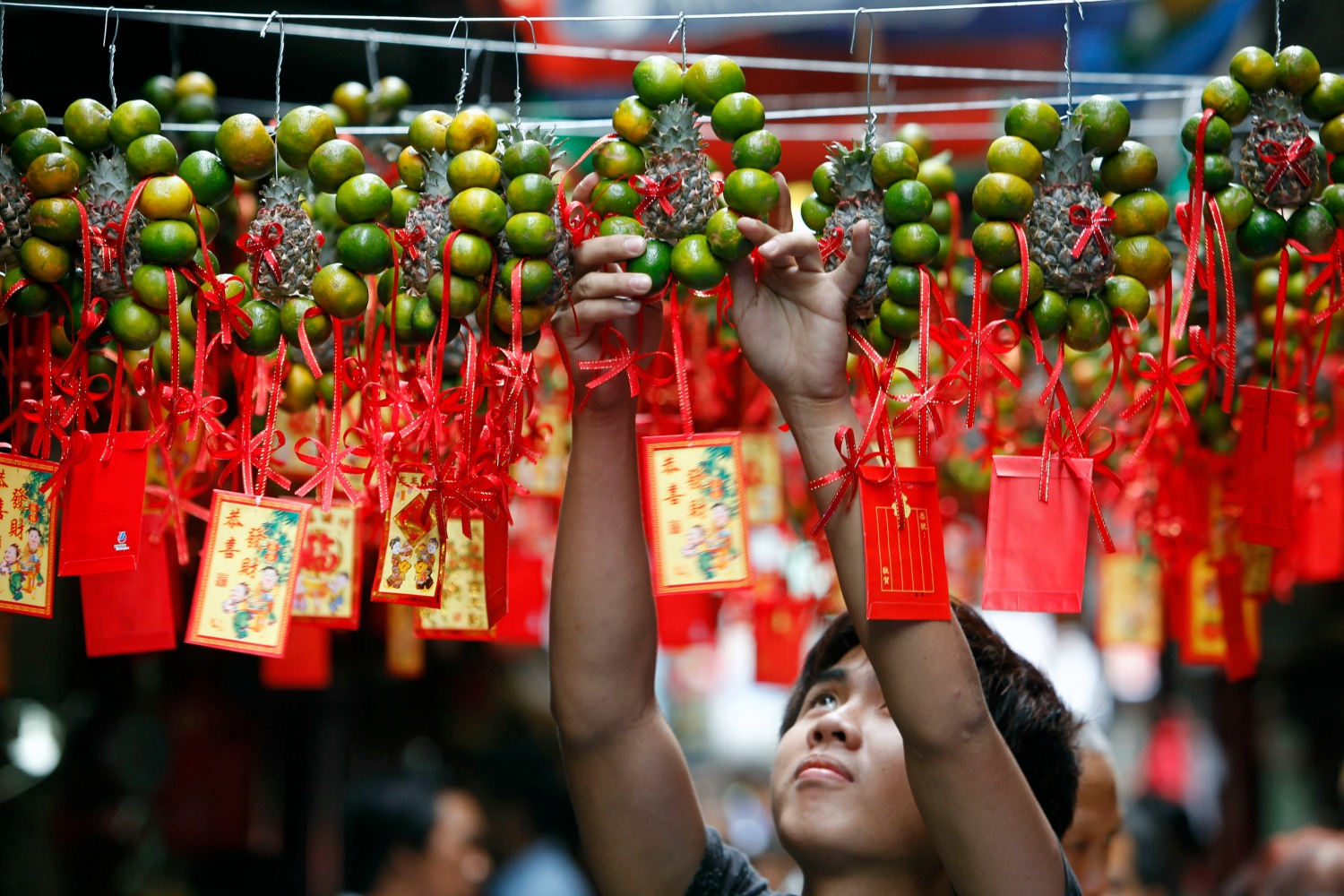 En Filipinas, las ventas de frutos redondos se multiplica ya que la tradición afirma que trae suerte. (Foto: Romeo Ranoco / Reuters)
