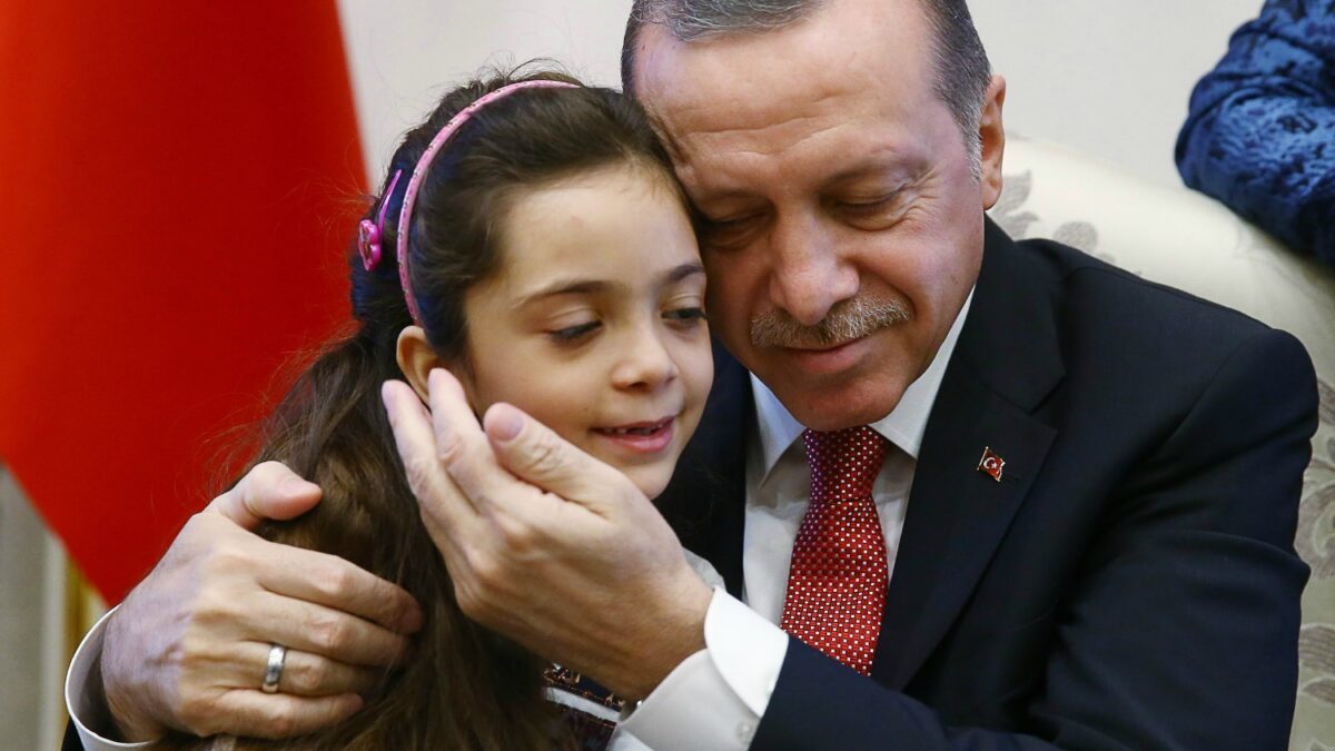 Erdogan recibe a la niña siria que tuiteó la guerra en Alepo