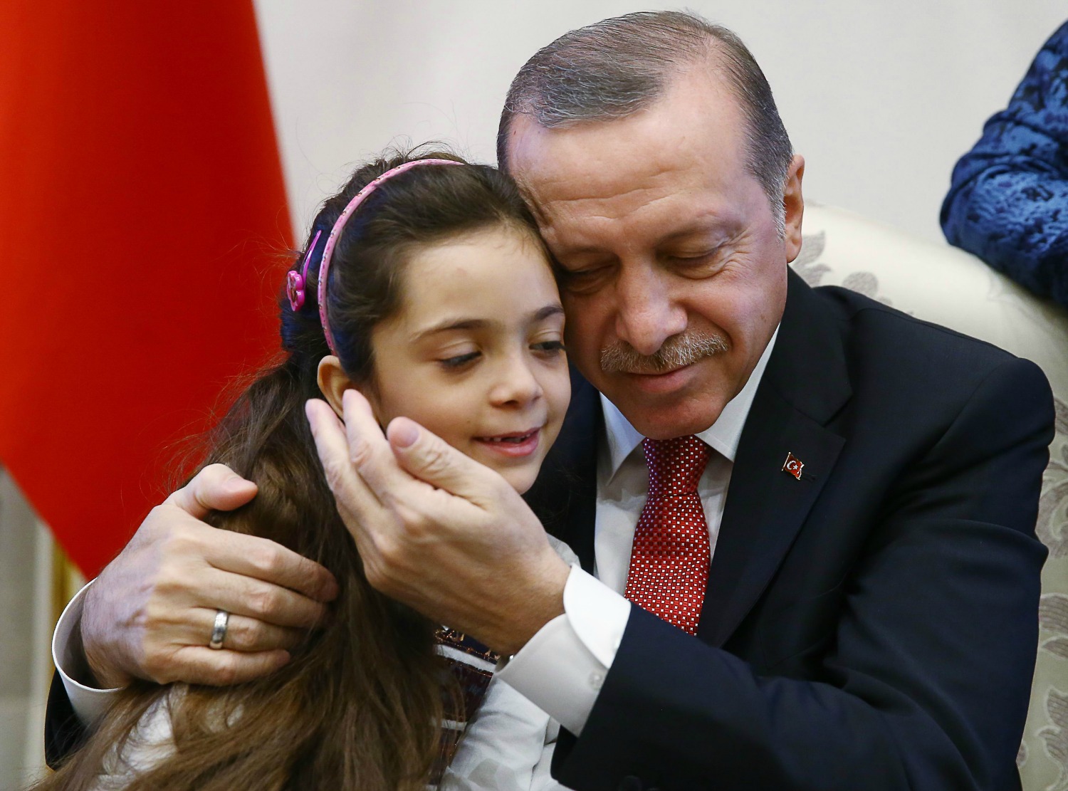 Erdogan recibe a la niña siria que tuiteó la guerra en Alepo