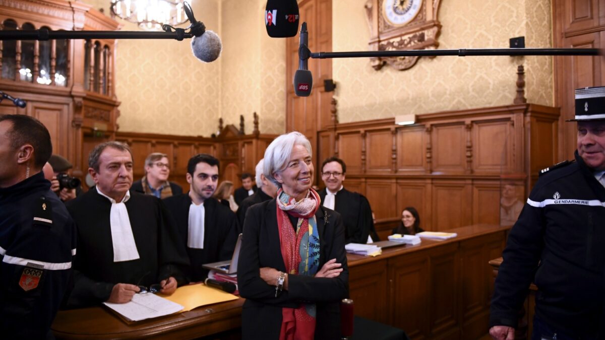 La directora del FMI, Christine Lagarde, se sienta en el banquillo de los acusados
