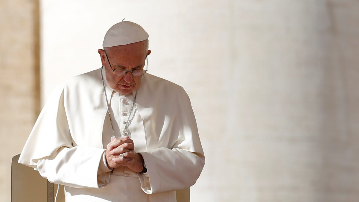 El Papa compara la publicación de noticias falsas con comer excrementos