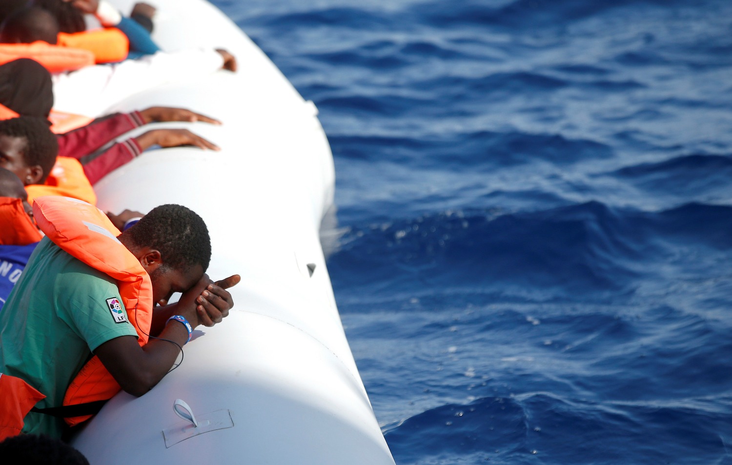 Seis emigrantes muertos y 300 rescatados en el Mediterráneo