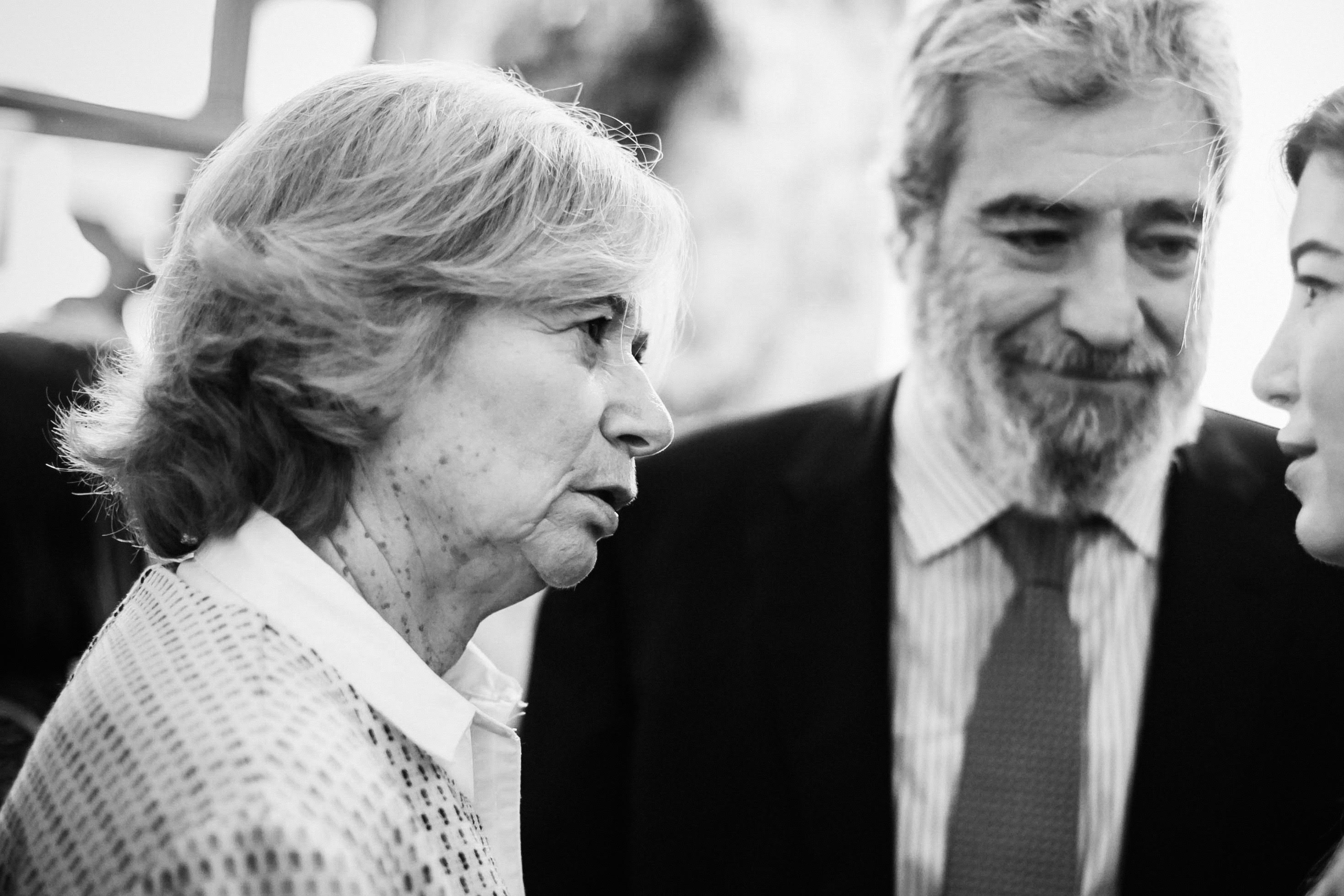 Pilar Cernuda y Miguel Ángel Rodríguez conversando con Paula Quinteros.