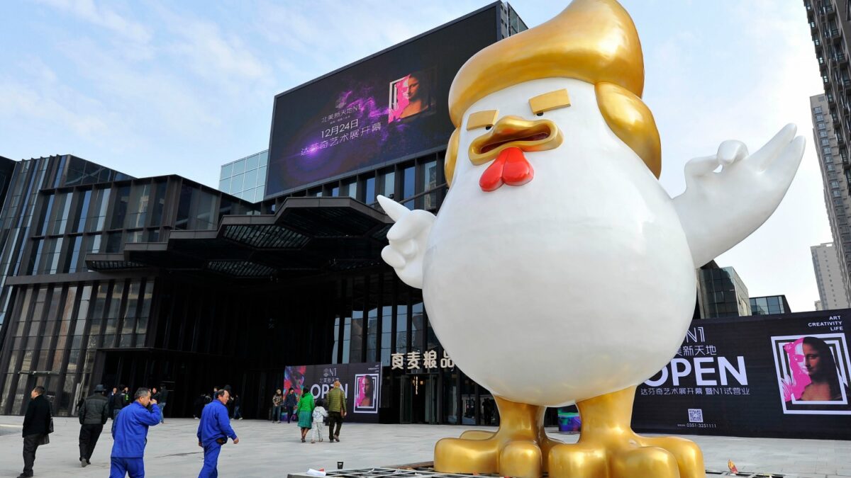 Un centro comercial chino transforma a Trump en pollo ante la llegada del año del Gallo