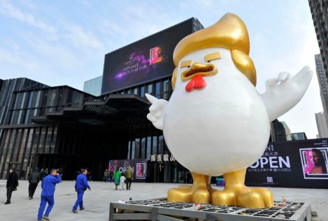 Un centro comercial chino transforma a Trump en pollo ante la llegada del año del Gallo