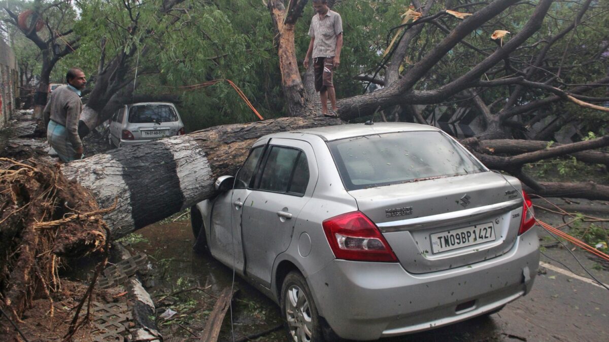 El ciclón Vardah arrasa el sur de India y deja al menos 10 muertos