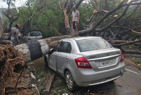 El ciclón Vardah arrasa el sur de India y deja al menos 10 muertos