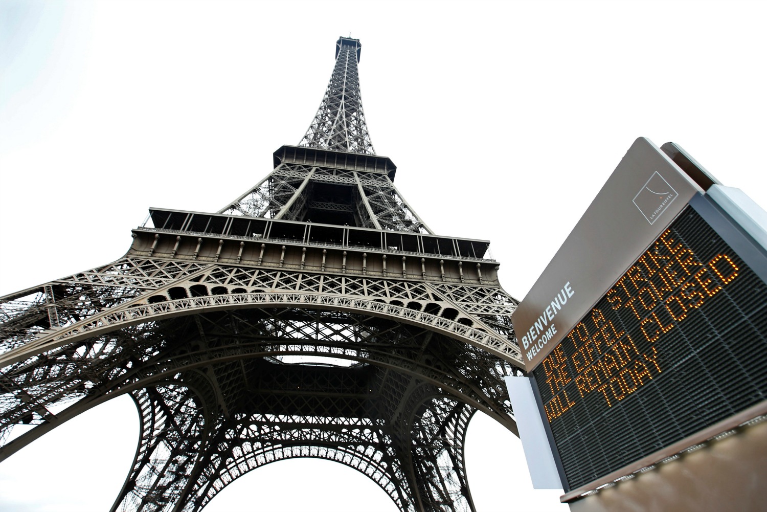 Una huelga de trabajadores mantiene cerrada la Torre Eiffel