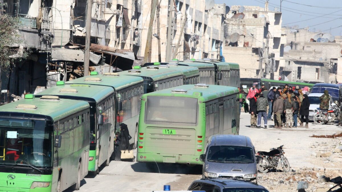 Varios autobuses logran salir de Alepo con unas 1.000 personas